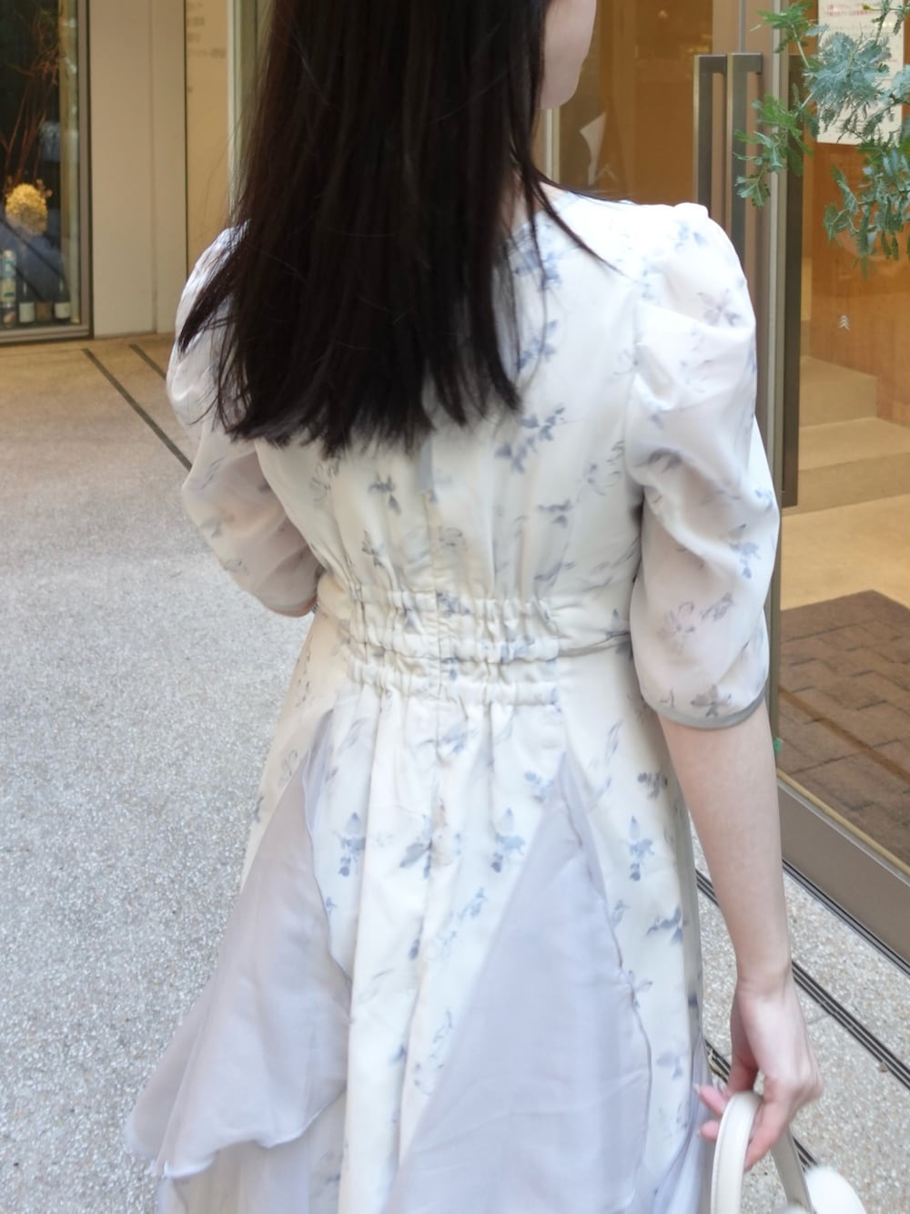 ブルー系のワンピースを着用したレディースの春コーディネートの8枚目の写真