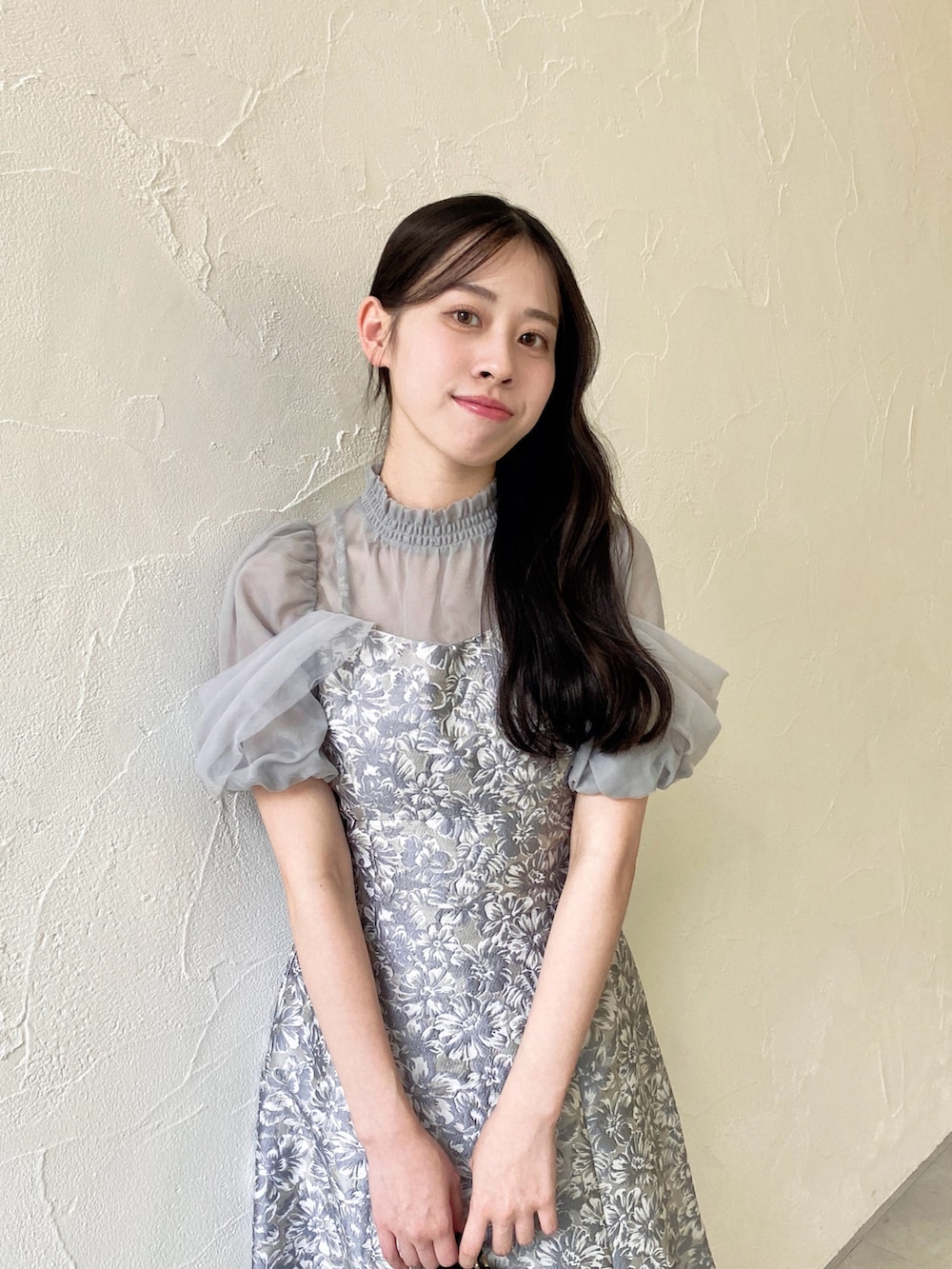 グレー系のドレスを着用したレディースの春コーディネートの3枚目の写真