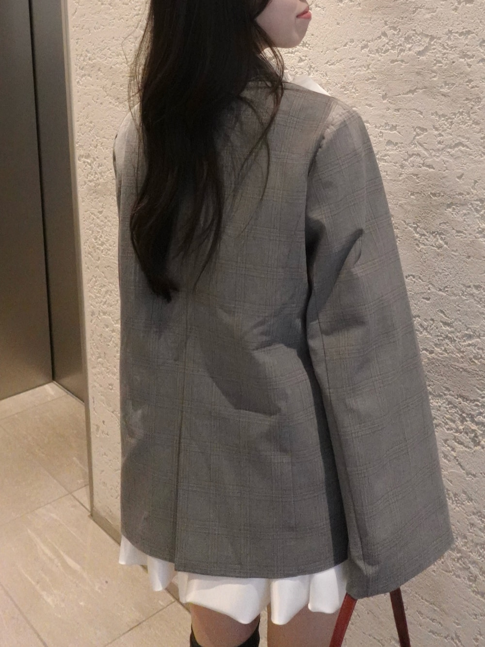 グレー系のテーラードジャケット、その他のシャツ/ブラウス、ホワイト系のスカートを着用したレディースの冬コーディネートの5枚目の写真