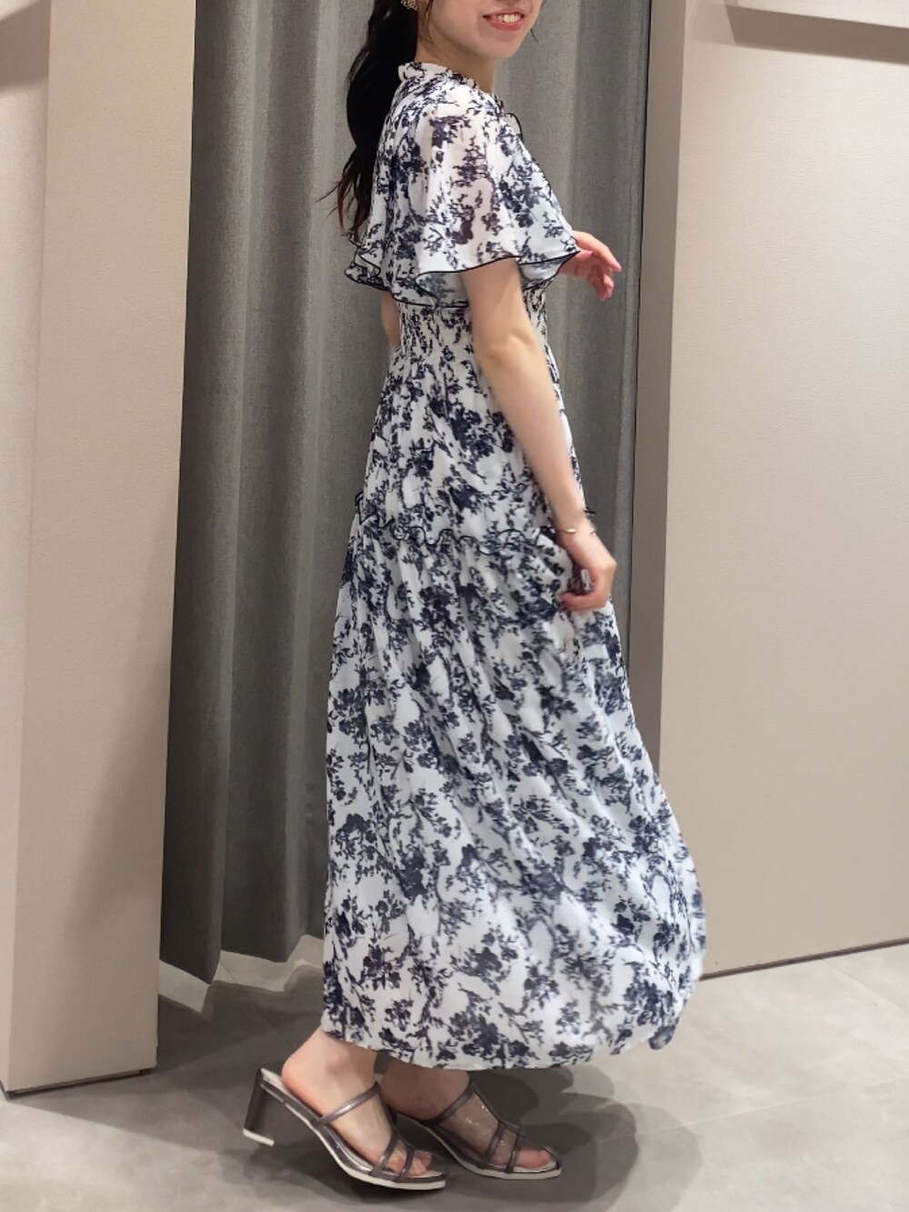 ホワイト系のワンピースを着用したレディースの夏コーディネートの2枚目の写真