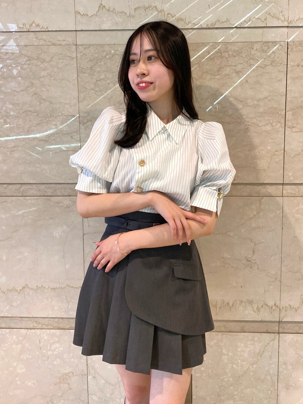 グレー系のスカート、その他のシャツ/ブラウスを着用したレディースの夏コーディネートの4枚目の写真