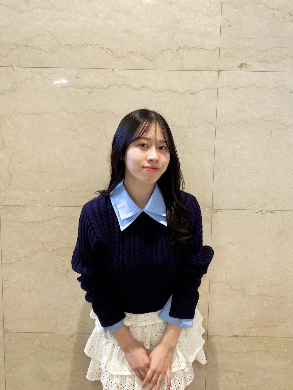 ホワイト系のスカート、ブルー系のニット/セーターを着用したレディースの春コーディネートの6枚目の写真