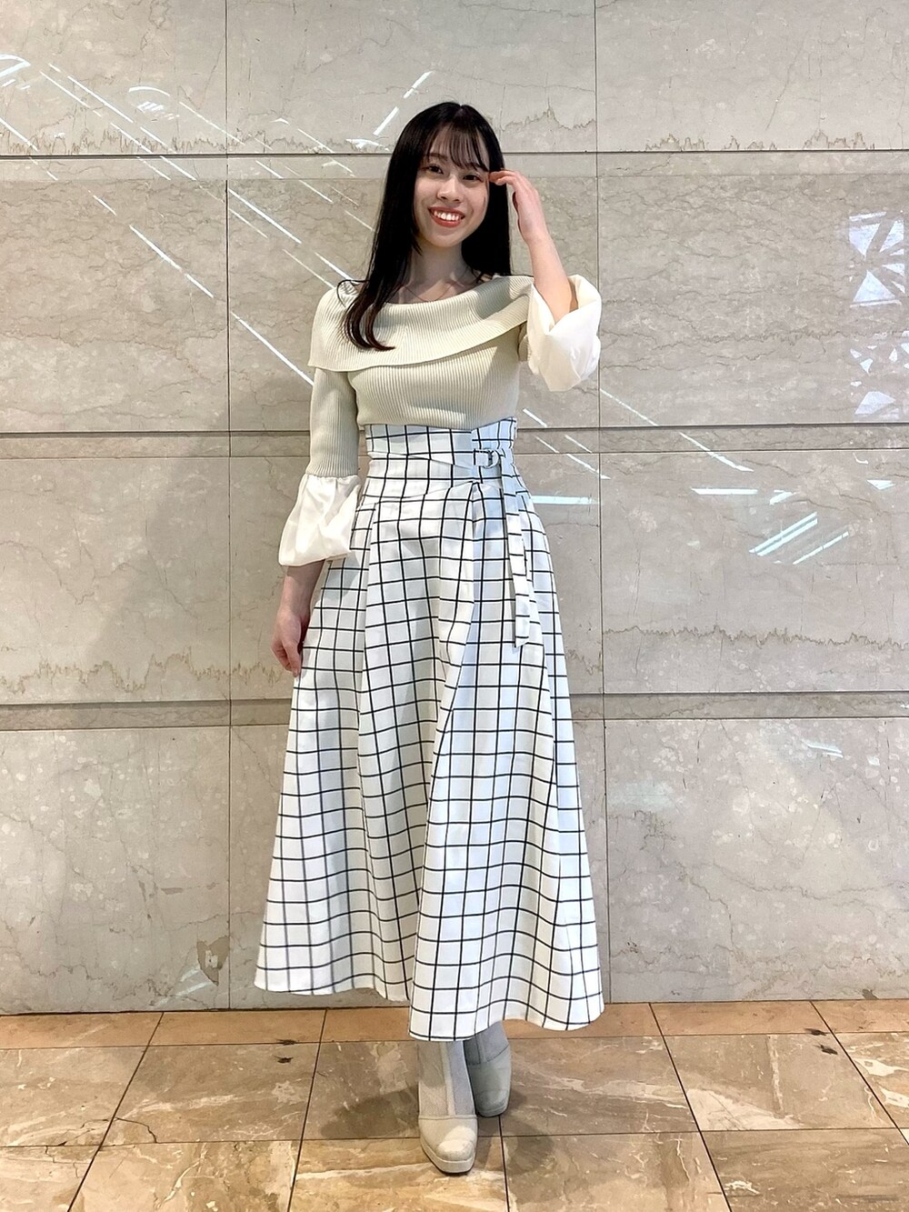 ブラック系のスカート、グレー系のニット/セーターを着用したレディースの冬コーディネートの5枚目の写真