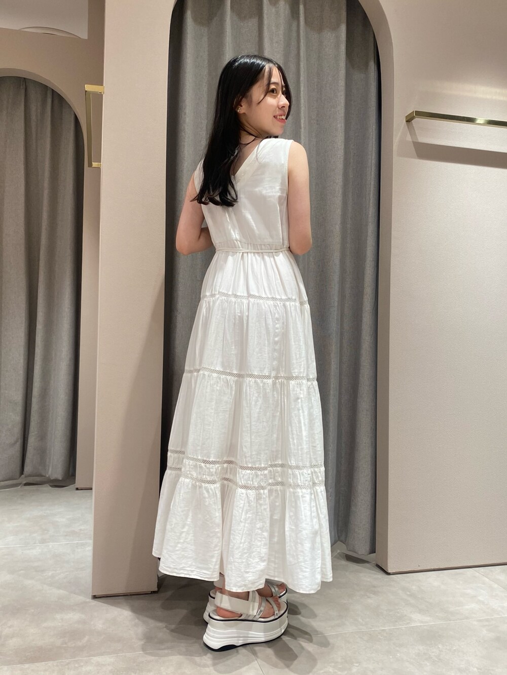 ホワイト系のワンピースを着用したレディースの夏コーディネートの5枚目の写真