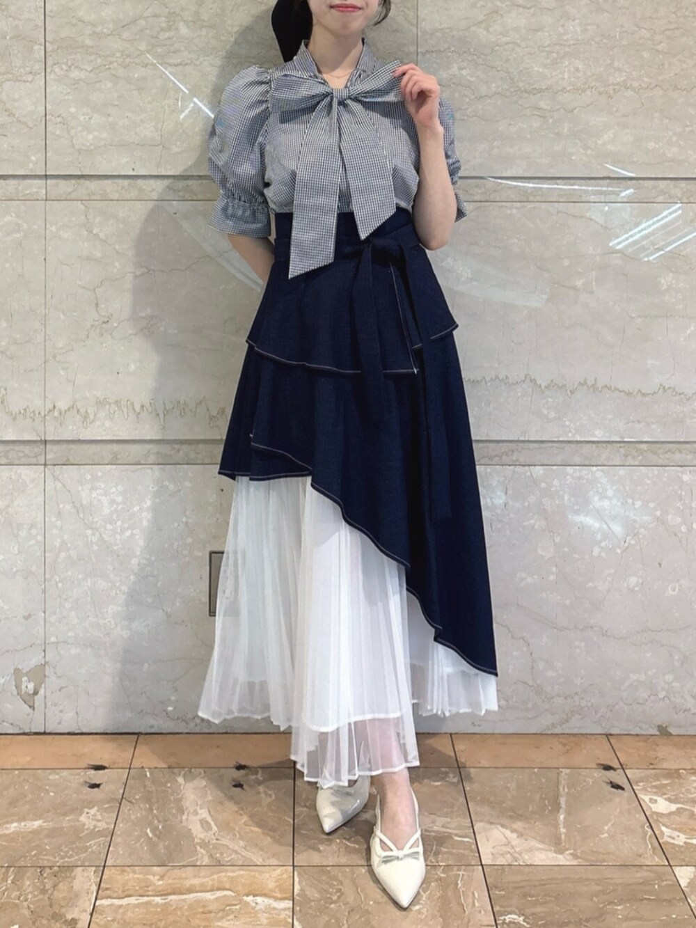 ホワイト系のパンプス、その他のシャツ/ブラウス、ブルー系のスカートを着用したレディースの春コーディネートの2枚目の写真