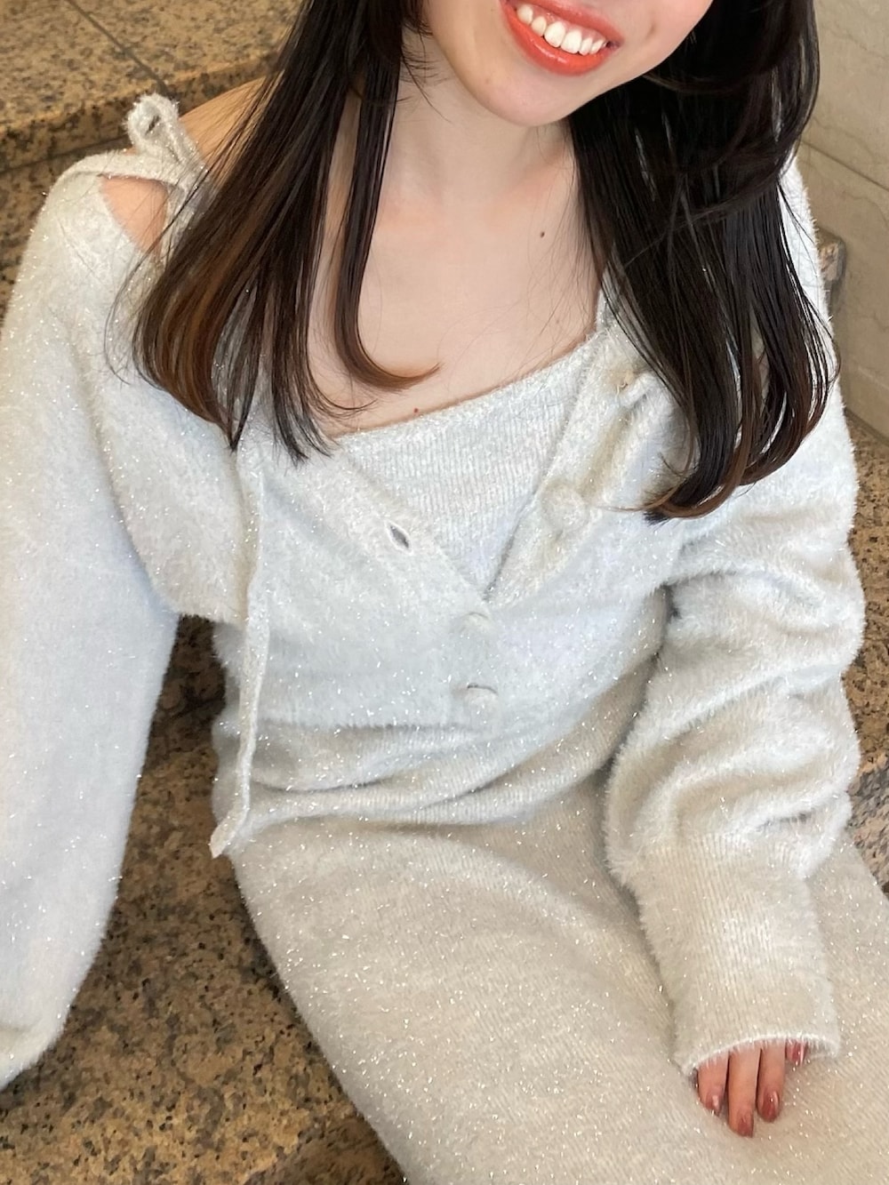 グレー系のワンピースを着用したレディースの冬コーディネートの6枚目の写真