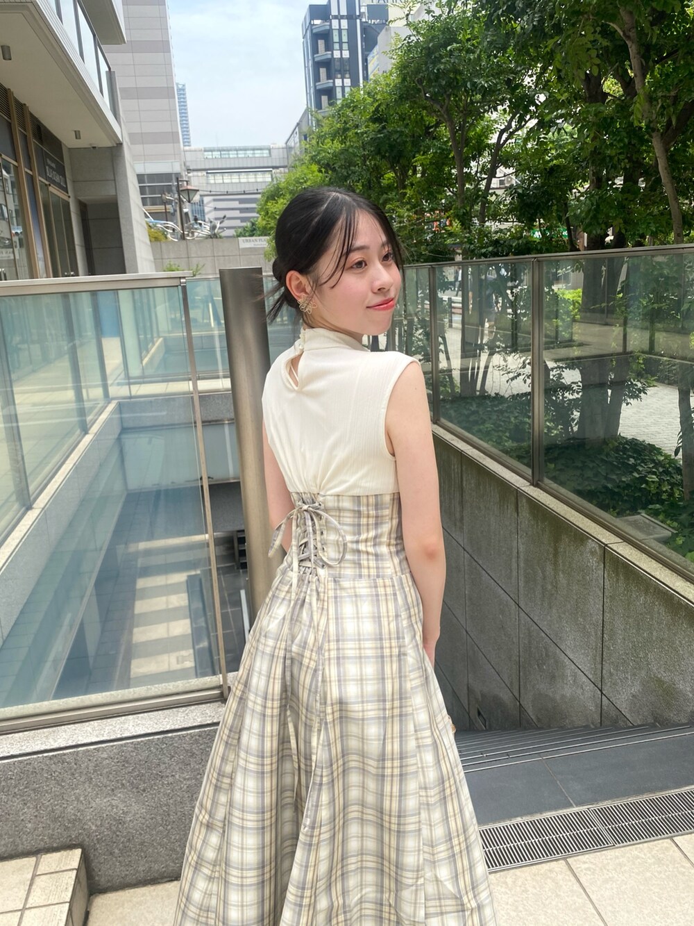 ブラック系のワンピース、ブラック系のサンダルを着用したレディースの夏コーディネートの7枚目の写真