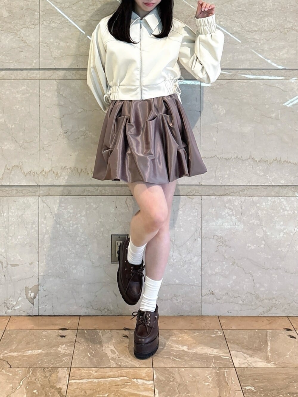 ブラウン系のローファー、ブラウン系のブルゾン、ホワイト系のブルゾンを着用したレディースの春コーディネートの4枚目の写真