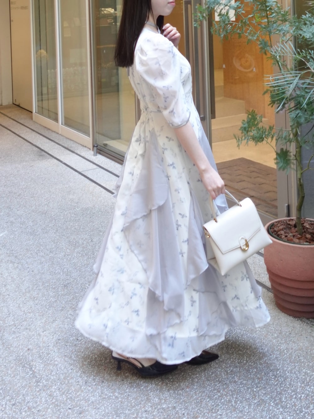 ブルー系のワンピースを着用したレディースの春コーディネートの5枚目の写真