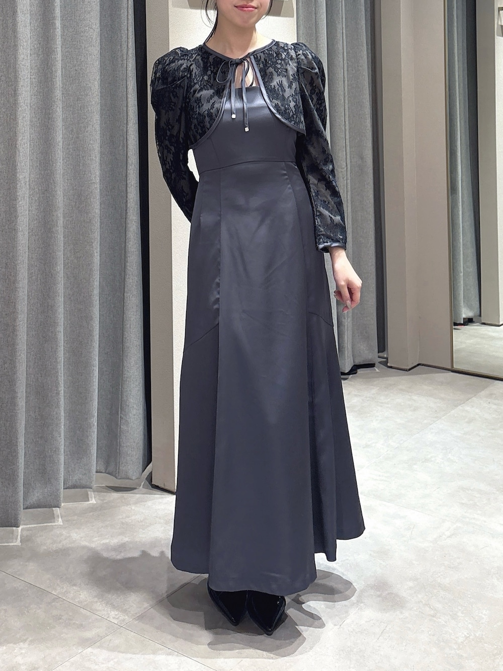 ブラック系のドレス、ブラック系のパンプスを着用したレディースの冬コーディネートの4枚目の写真