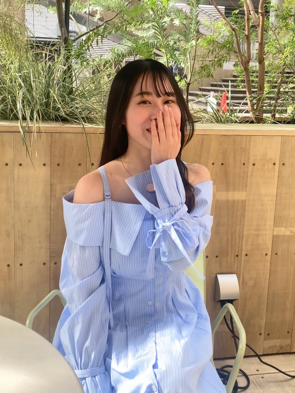 ブルー系のシャツワンピースを着用したレディースの冬コーディネートの2枚目の写真