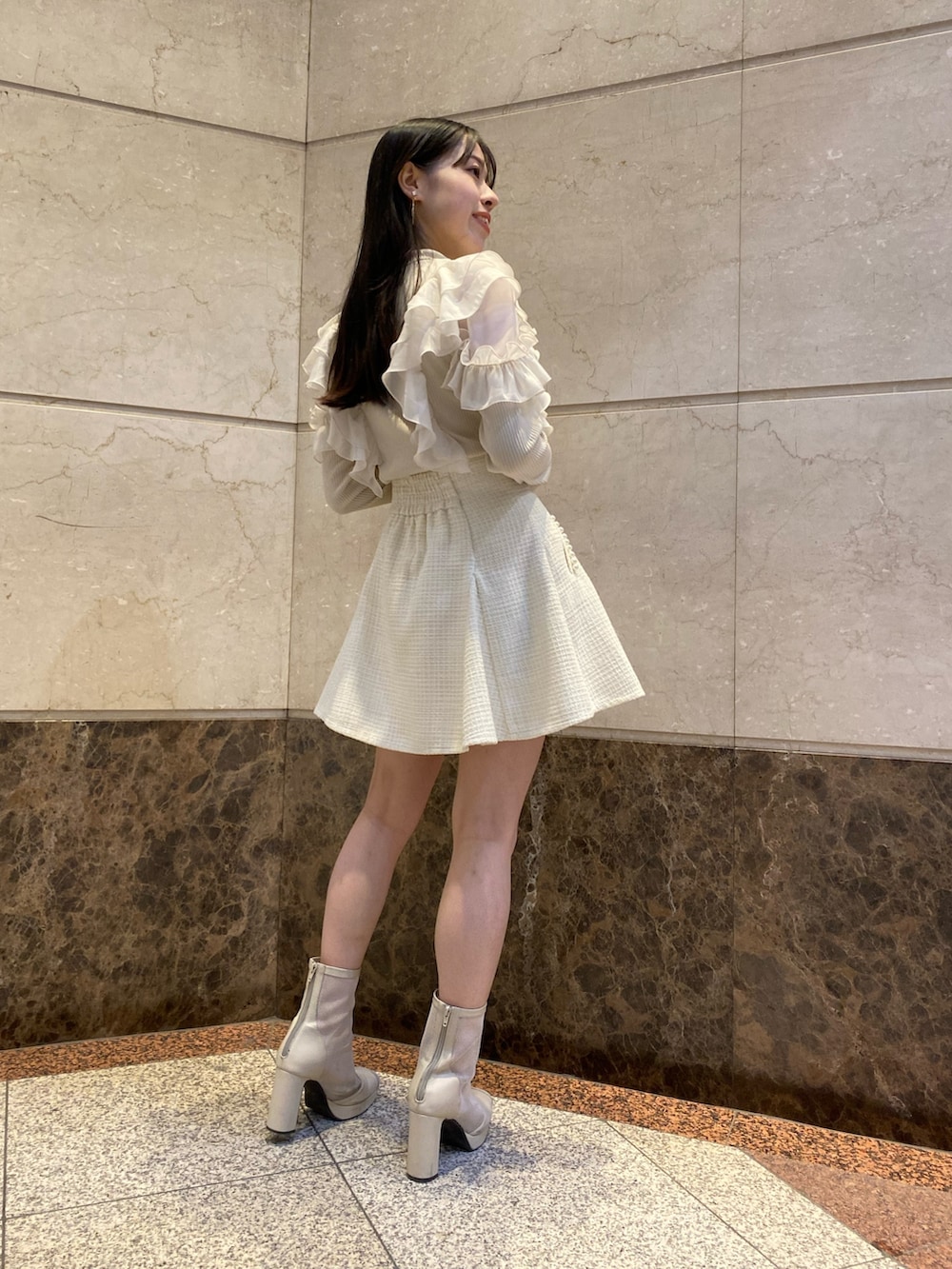 ベージュ系のTシャツ/カットソー、ホワイト系のスカートを着用したレディースの春コーディネートの4枚目の写真