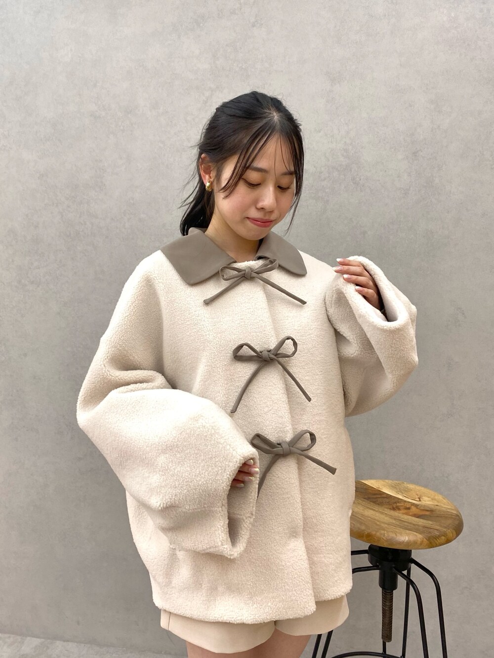 ホワイト系のその他アウター、ホワイト系のその他パンツを着用したレディースの秋コーディネートの6枚目の写真