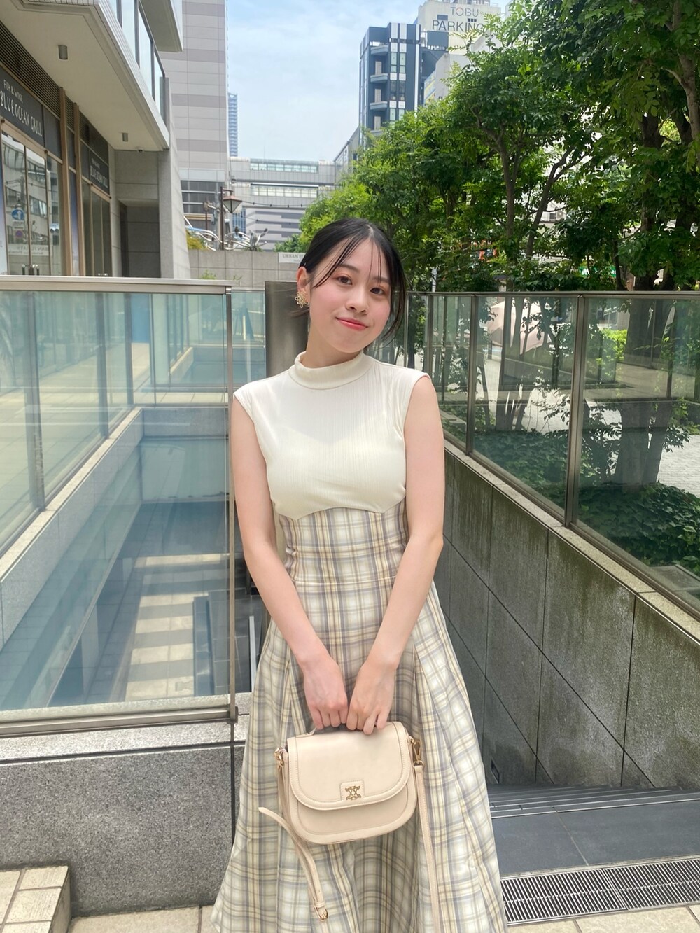 ブラック系のワンピース、ブラック系のサンダルを着用したレディースの夏コーディネートの6枚目の写真