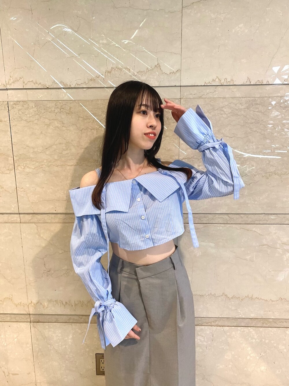 グレー系のスカート、ブルー系のシャツ/ブラウスを着用したレディースの冬コーディネートの6枚目の写真