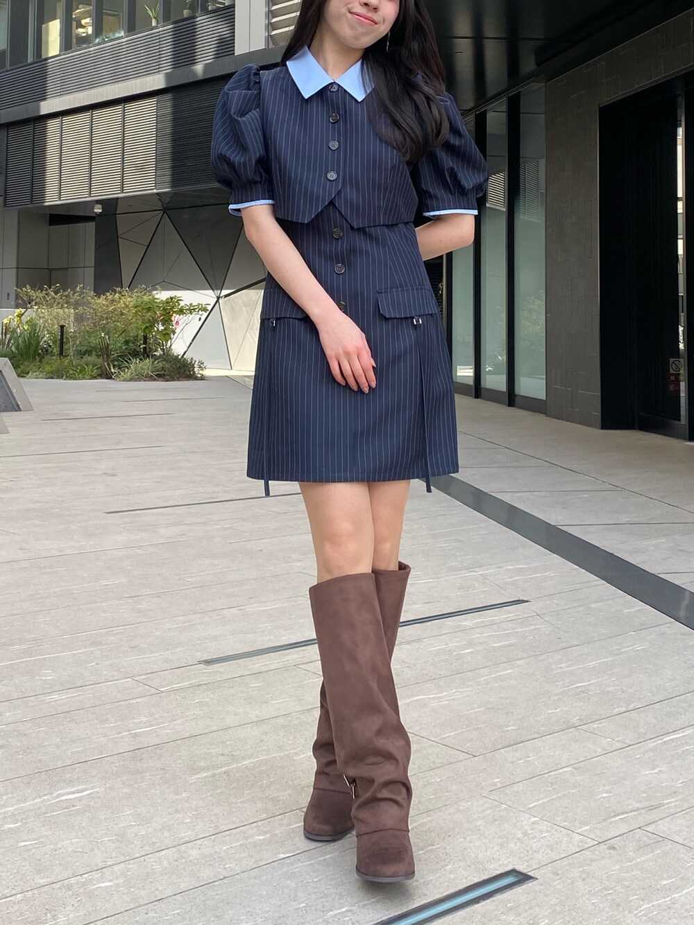 ブルー系のワンピースを着用したレディースの冬コーディネートの4枚目の写真