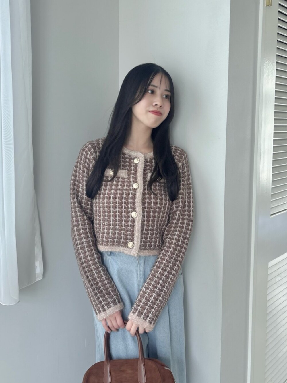 ブルー系のデニムパンツ、ブラウン系のカーディガン/ボレロを着用したレディースの秋コーディネートの7枚目の写真