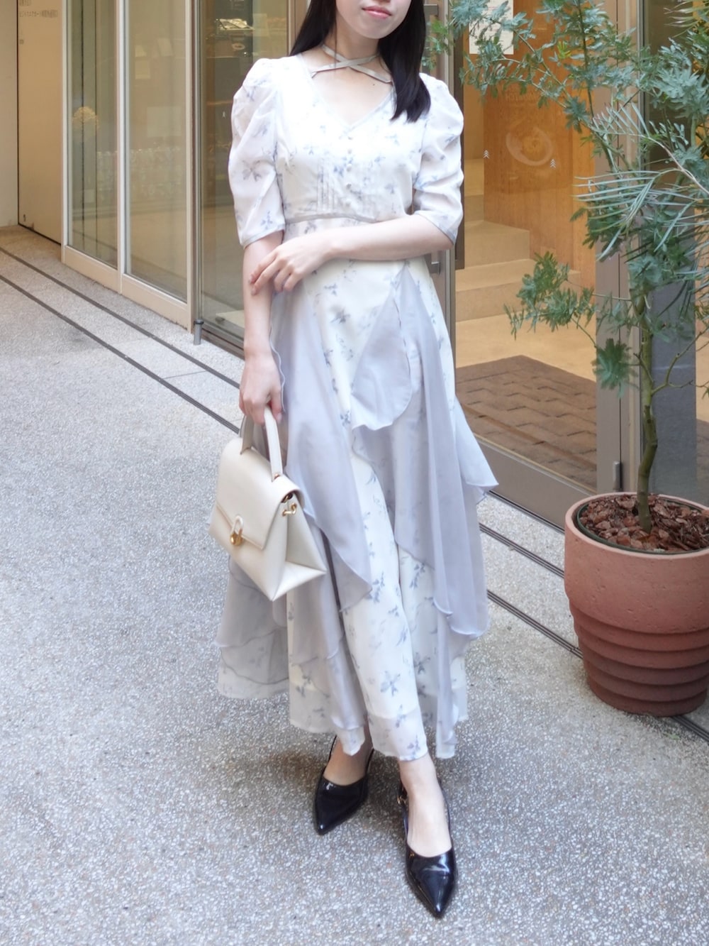 ブルー系のワンピースを着用したレディースの春コーディネートの6枚目の写真