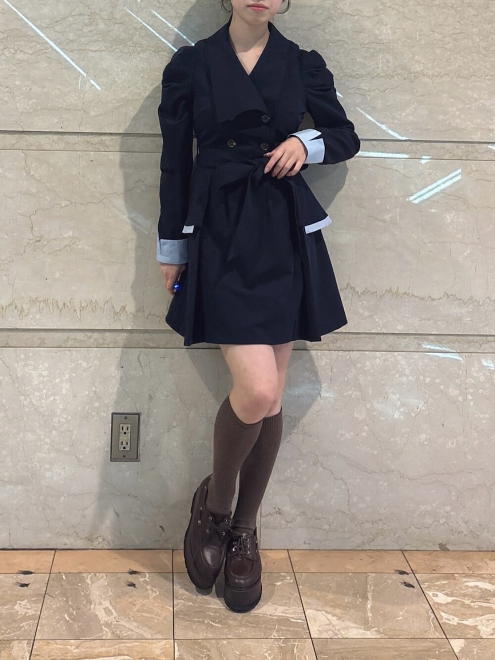 ブルー系のワンピース、ブラウン系のローファーを着用したレディースの冬コーディネートの2枚目の写真