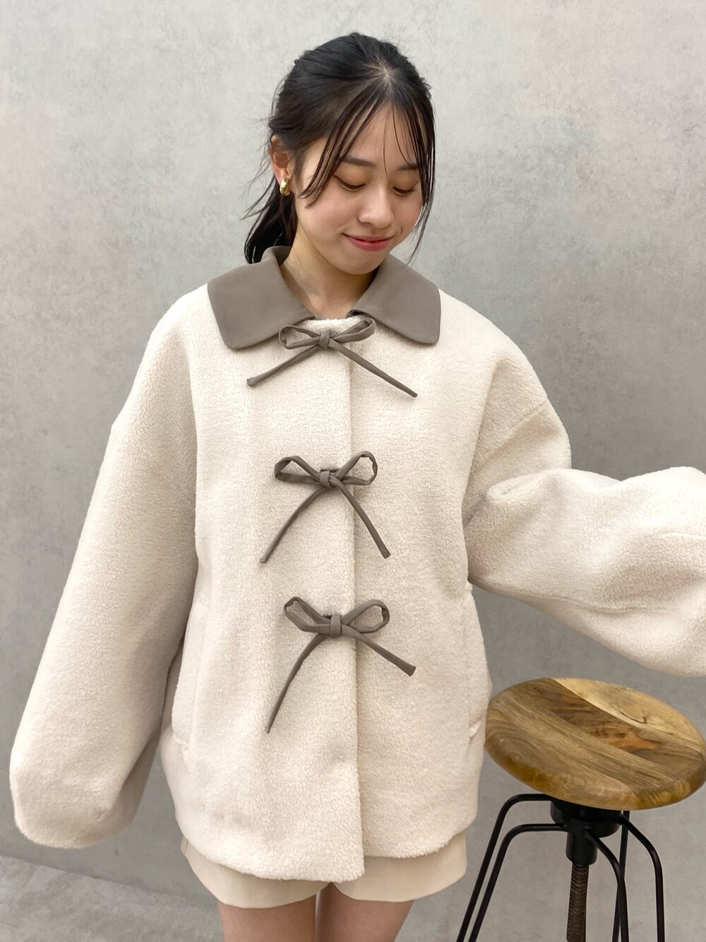 ホワイト系のその他アウター、ホワイト系のその他パンツを着用したレディースの秋コーディネートの5枚目の写真