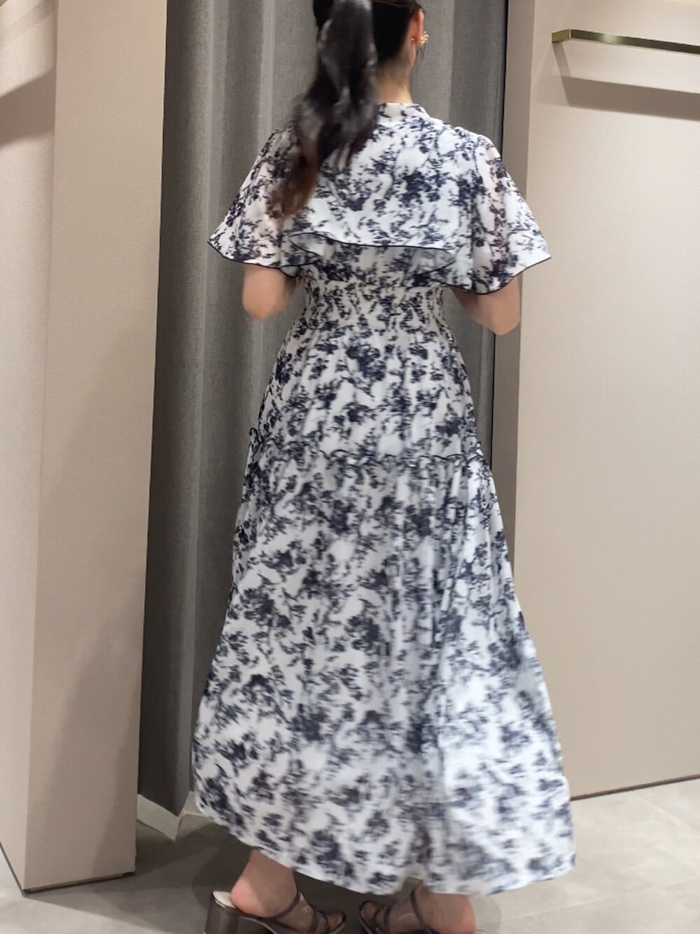 ホワイト系のワンピースを着用したレディースの夏コーディネートの3枚目の写真