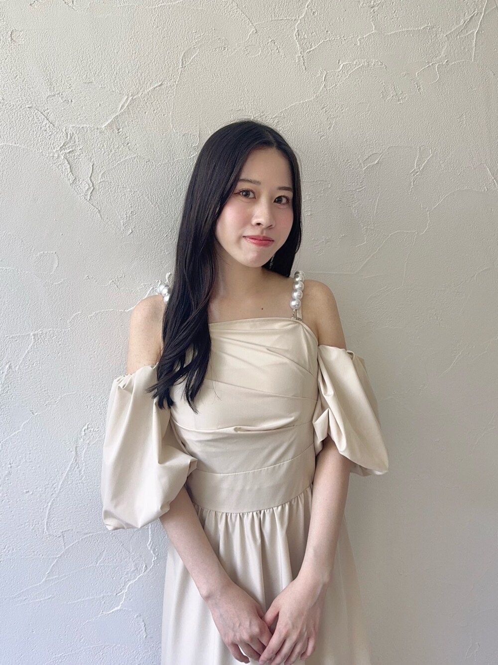 ホワイト系のワンピースを着用したレディースの夏コーディネートの8枚目の写真