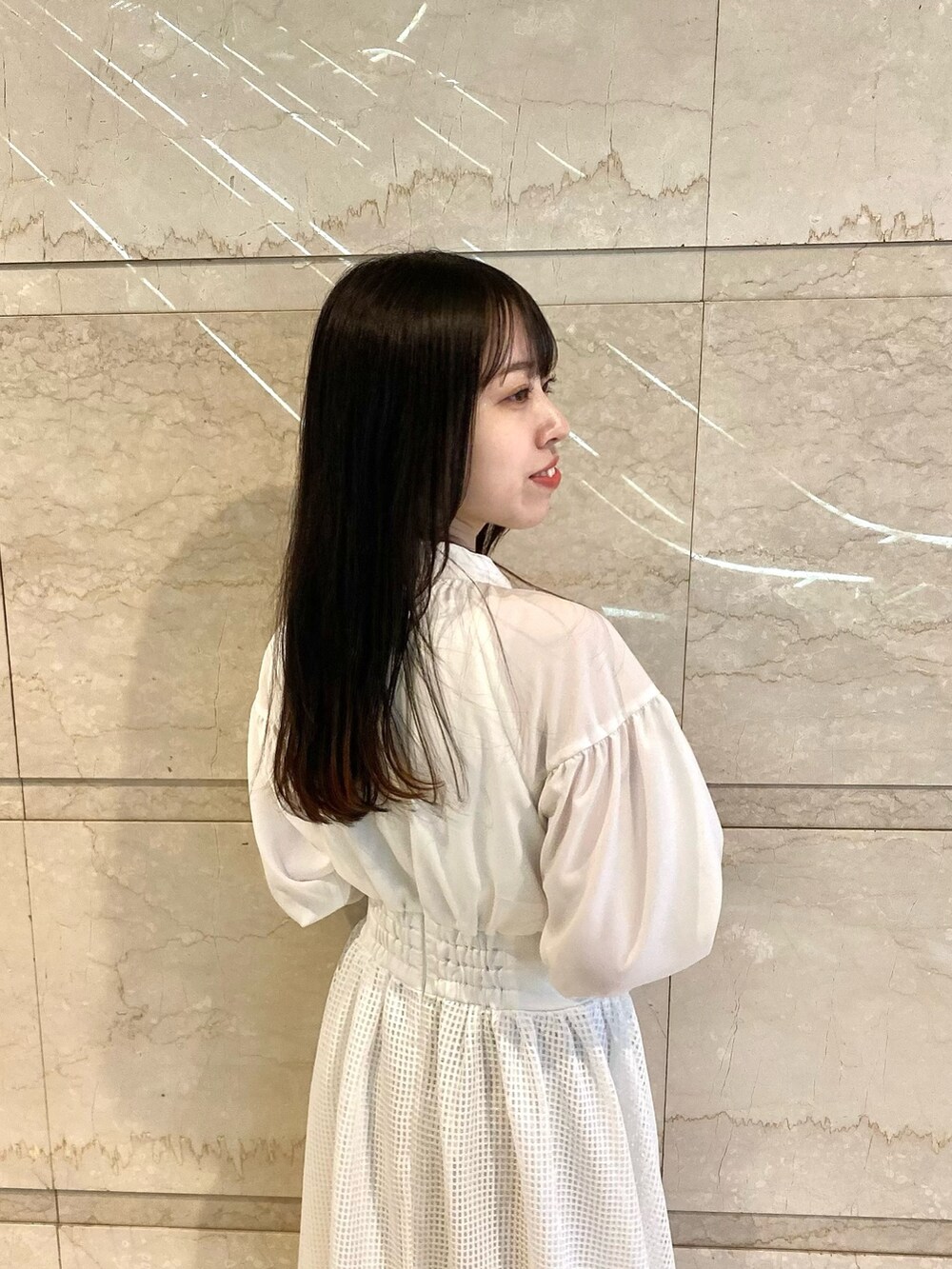 ベージュ系のワンピースを着用したレディースの冬コーディネートの7枚目の写真