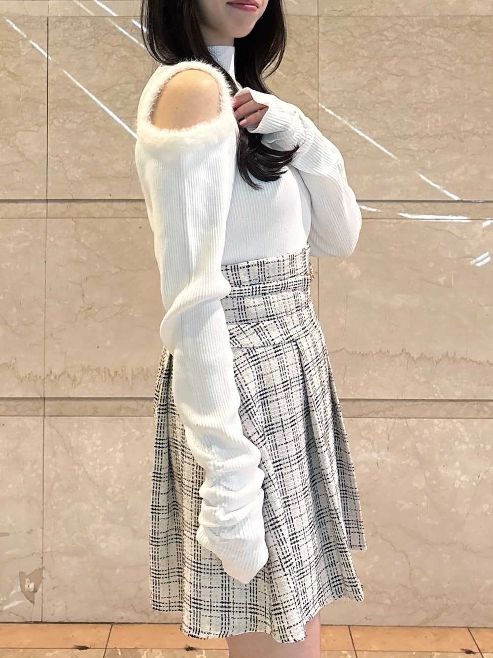 ホワイト系のニット/セーター、ホワイト系のスカート、ブラウン系のローファーを着用したレディースの冬コーディネートの9枚目の写真