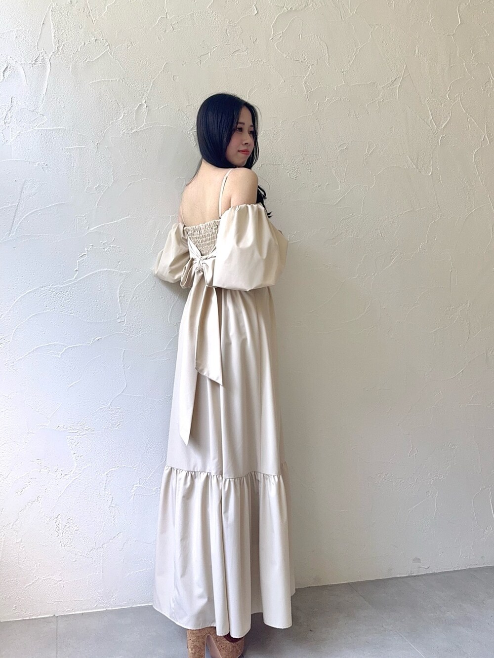 ホワイト系のワンピースを着用したレディースの夏コーディネートの5枚目の写真