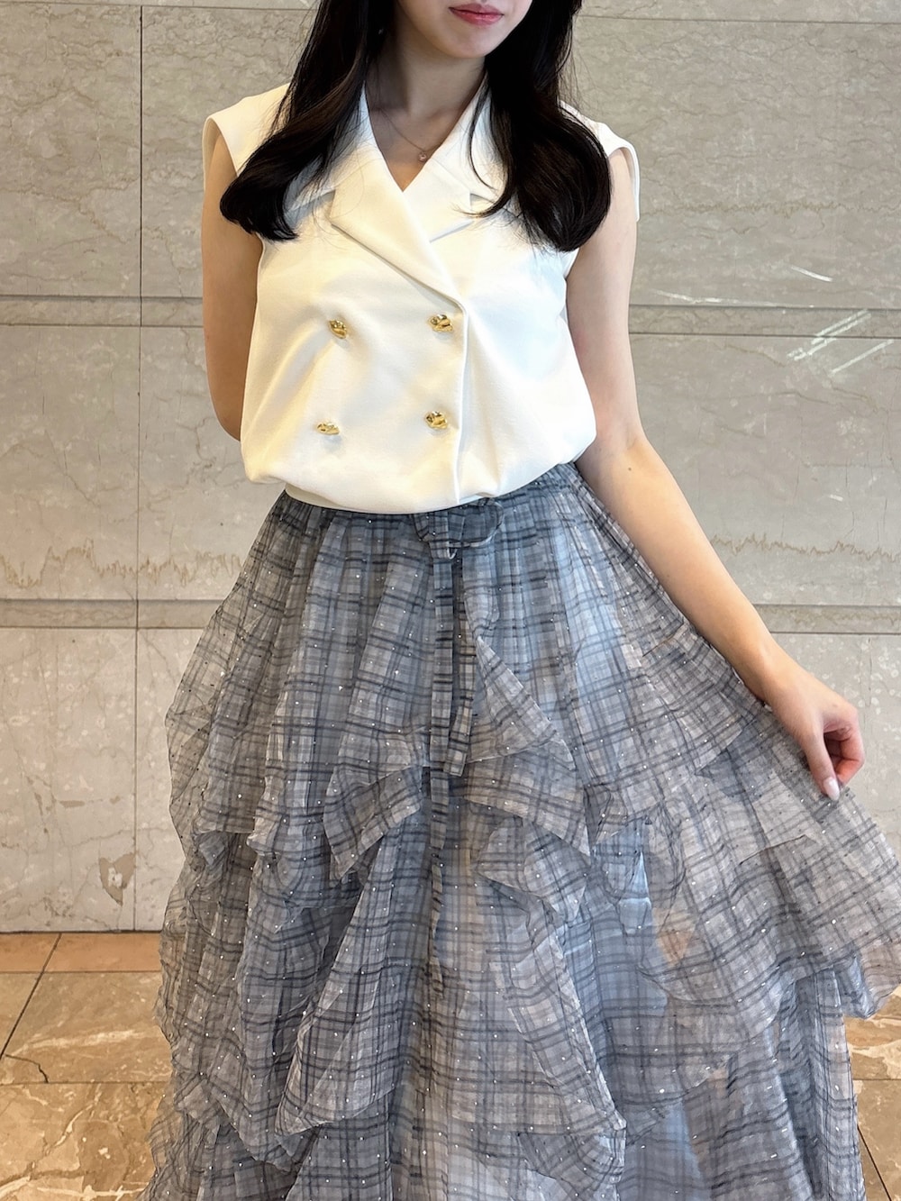 ホワイト系のTシャツ/カットソー、ブルー系のスカート、ブラック系のサンダルを着用したレディースの夏コーディネートの7枚目の写真