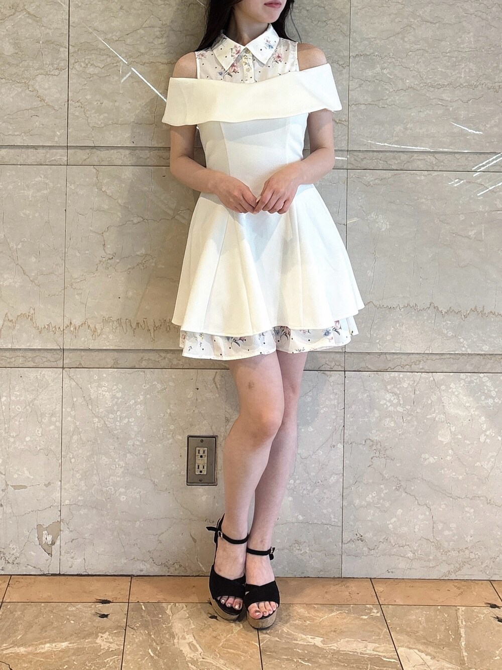 ホワイト系のワンピース、ブラック系のサンダルを着用したレディースの夏コーディネートの3枚目の写真