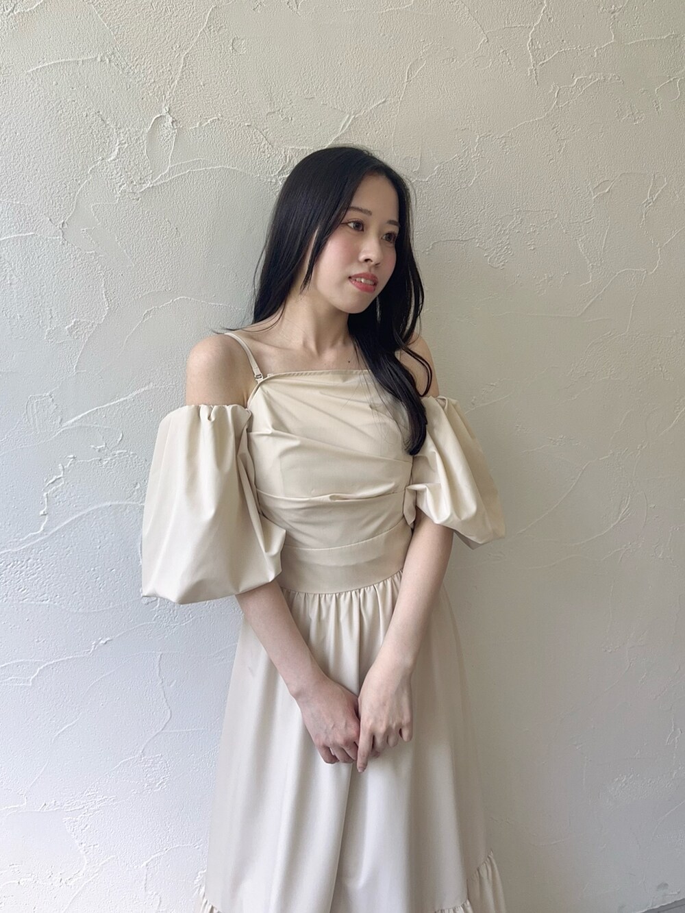 ホワイト系のワンピースを着用したレディースの夏コーディネートの9枚目の写真