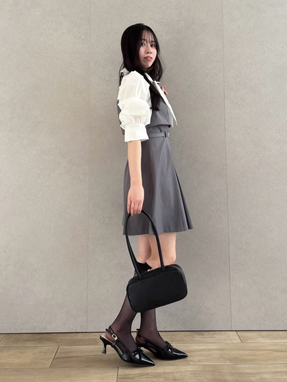 グレー系のワンピースを着用したレディースの冬コーディネートの2枚目の写真