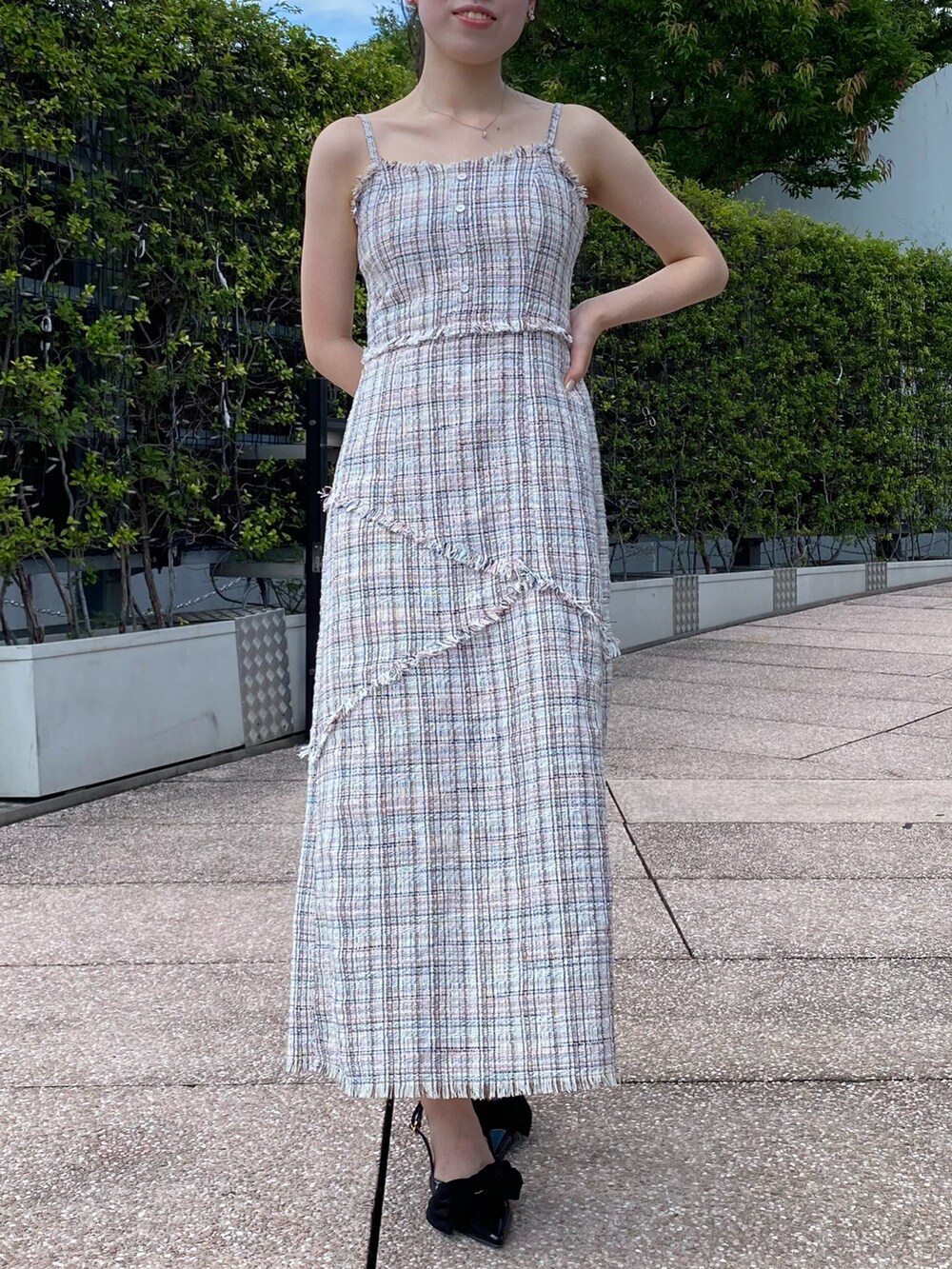 ピンク系のワンピースを着用したレディースの夏コーディネートの2枚目の写真