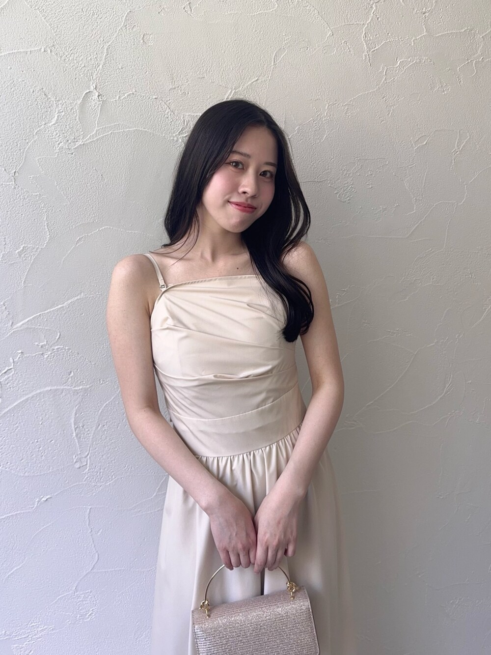 ホワイト系のワンピースを着用したレディースの夏コーディネートの10枚目の写真