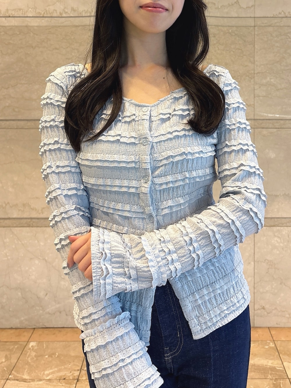 ブルー系のTシャツ/カットソー、ブルー系のデニムパンツ、ブラック系のサンダルを着用したレディースの夏コーディネートの4枚目の写真