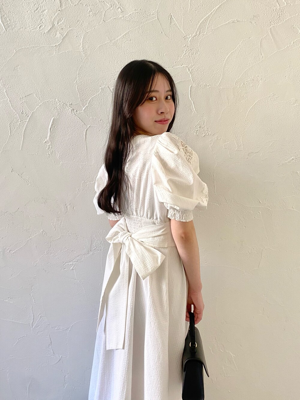 ホワイト系のワンピースを着用したレディースの夏コーディネートの5枚目の写真