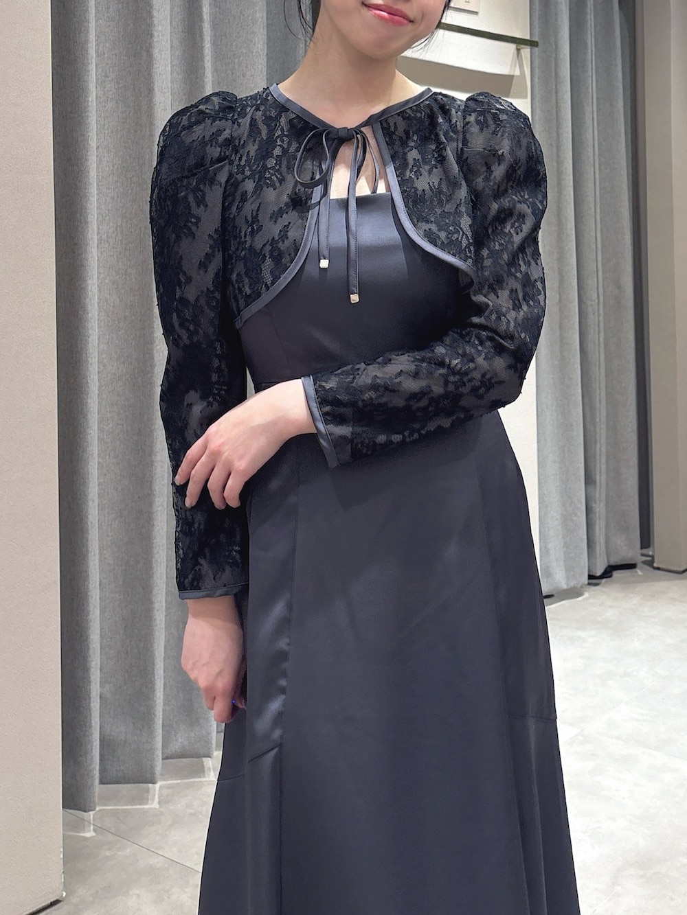 ブラック系のドレス、ブラック系のパンプスを着用したレディースの冬コーディネートの8枚目の写真