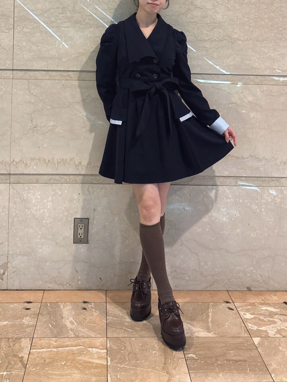 ブルー系のワンピース、ブラウン系のローファーを着用したレディースの冬コーディネートの3枚目の写真