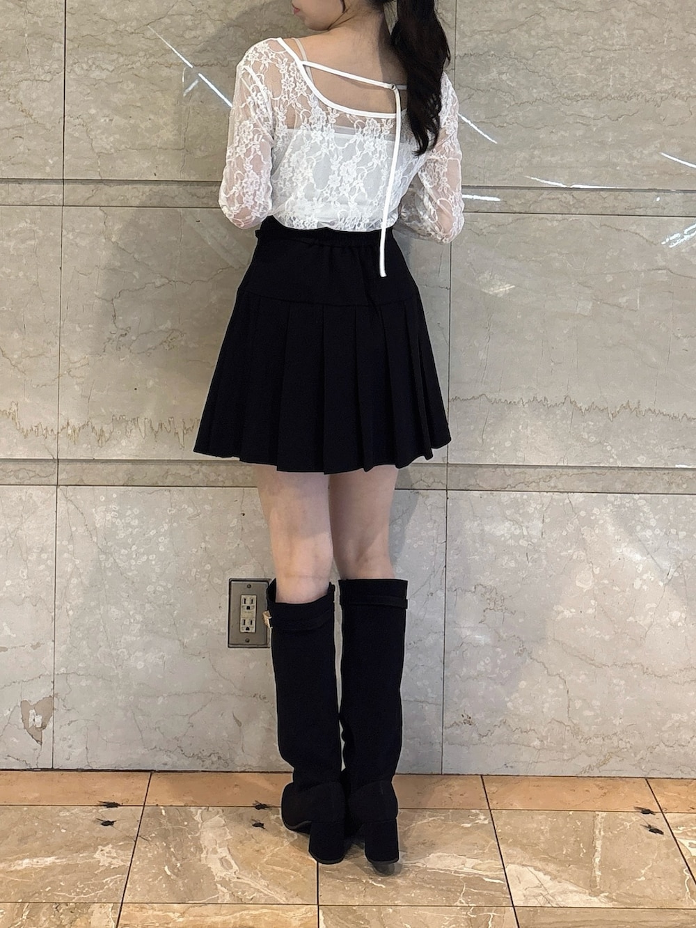 ホワイト系のシャツ/ブラウス、ブラック系のスカート、ブラック系のブーツを着用したレディースの秋コーディネートの3枚目の写真