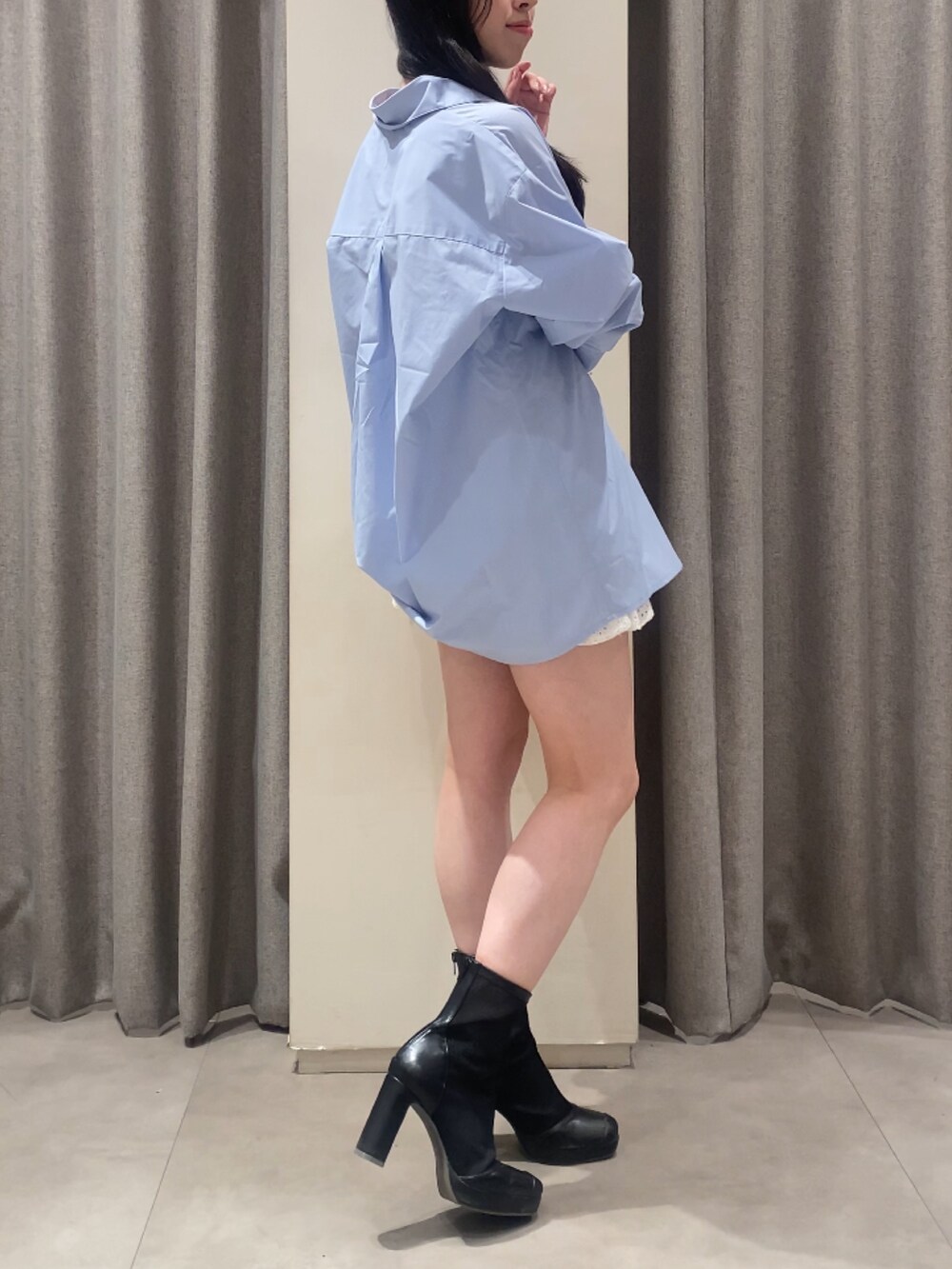 ブルー系のシャツ/ブラウス、ホワイト系のスカートを着用したレディースの冬コーディネートの3枚目の写真