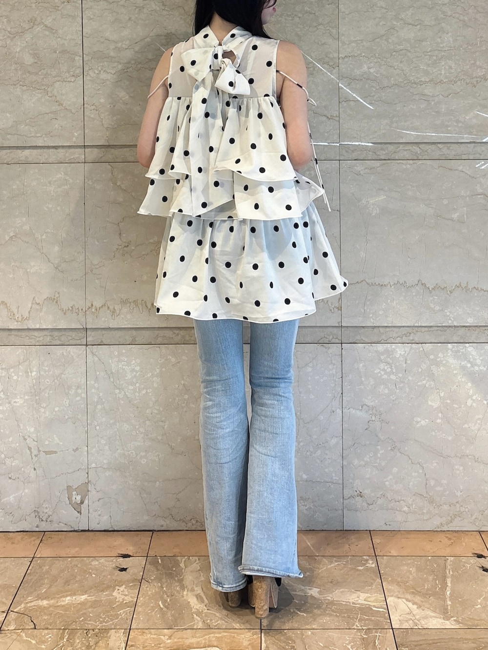 その他のシャツ/ブラウス、ブルー系のデニムパンツ、ブラック系のサンダルを着用したレディースの夏コーディネートの3枚目の写真