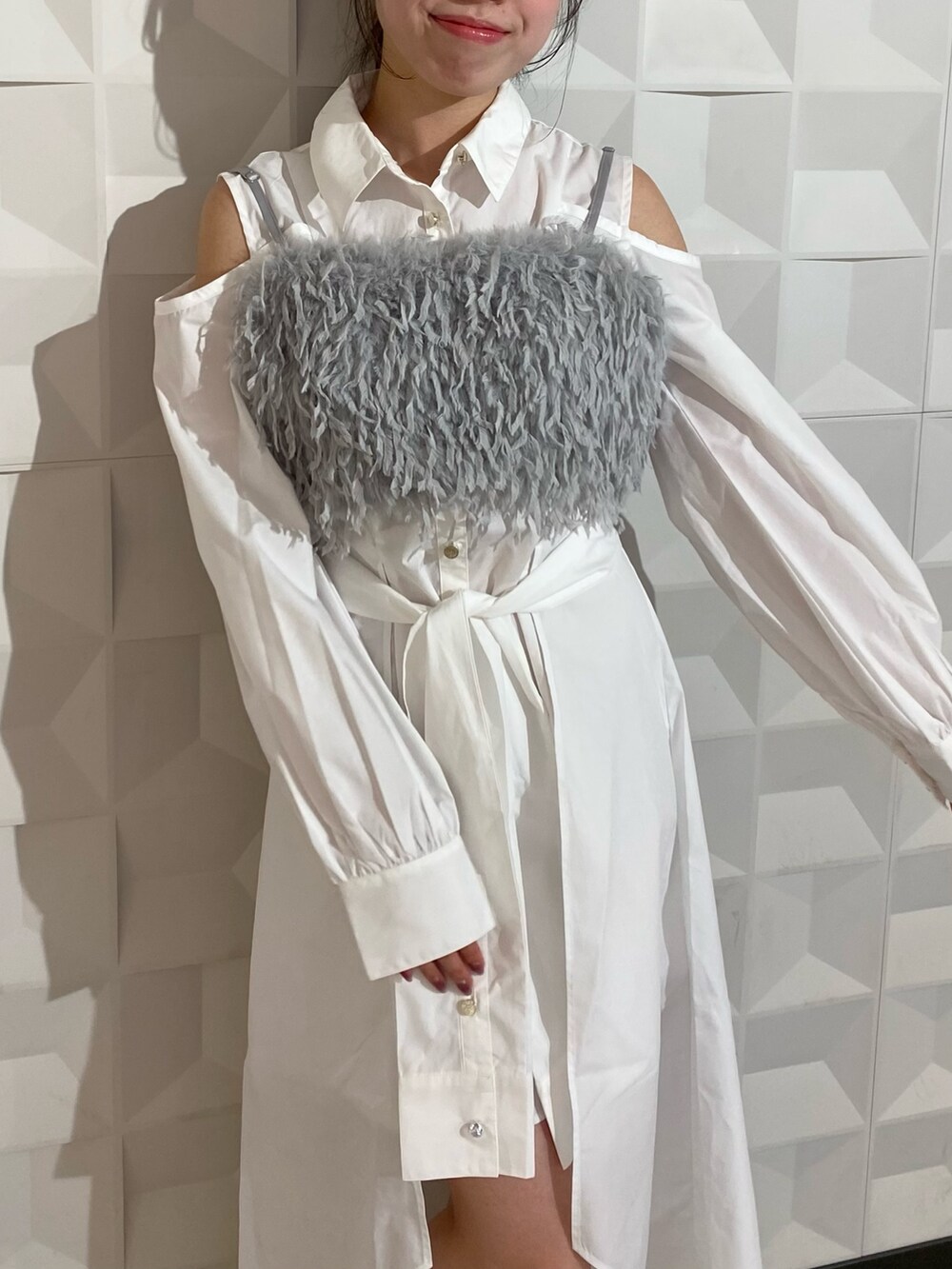 ホワイト系のシャツワンピース、ブルー系のキャミソールを着用したレディースの秋コーディネートの6枚目の写真