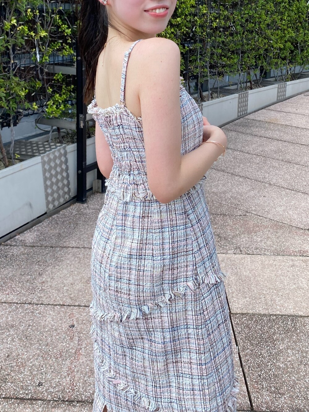 ピンク系のワンピースを着用したレディースの夏コーディネートの7枚目の写真