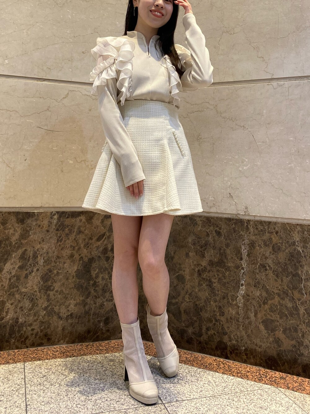 ベージュ系のTシャツ/カットソー、ホワイト系のスカートを着用したレディースの春コーディネートの5枚目の写真