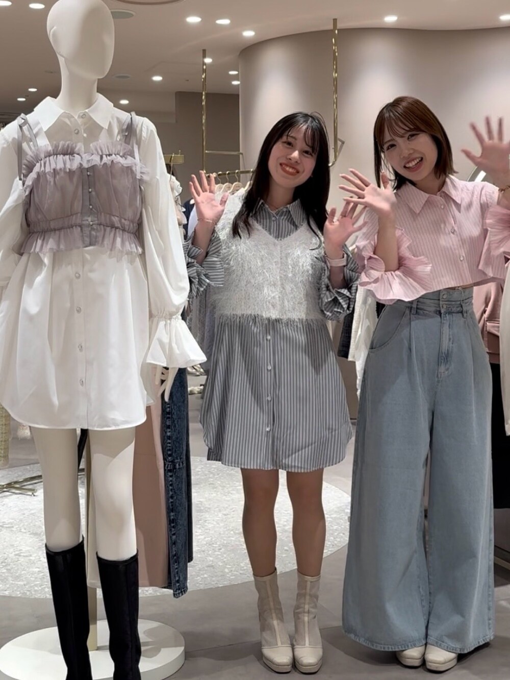 ブルー系のワンピース、ホワイト系のニット/セーターを着用したレディースの春コーディネートの4枚目の写真