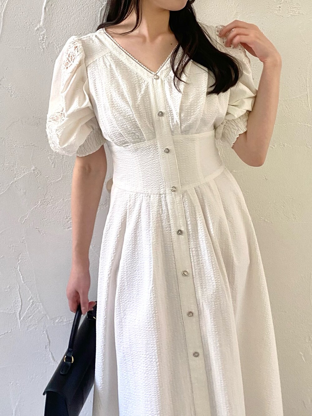 ホワイト系のワンピースを着用したレディースの夏コーディネートの7枚目の写真