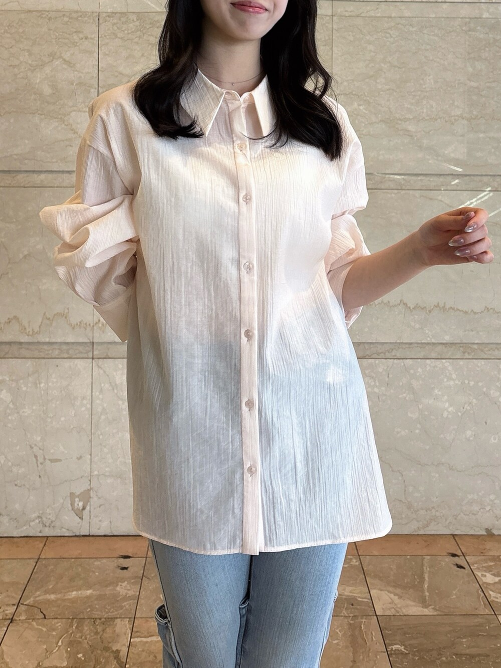 ブラック系のブーツ、ブルー系のデニムパンツ、ピンク系のシャツ/ブラウスを着用したレディースの春コーディネートの7枚目の写真