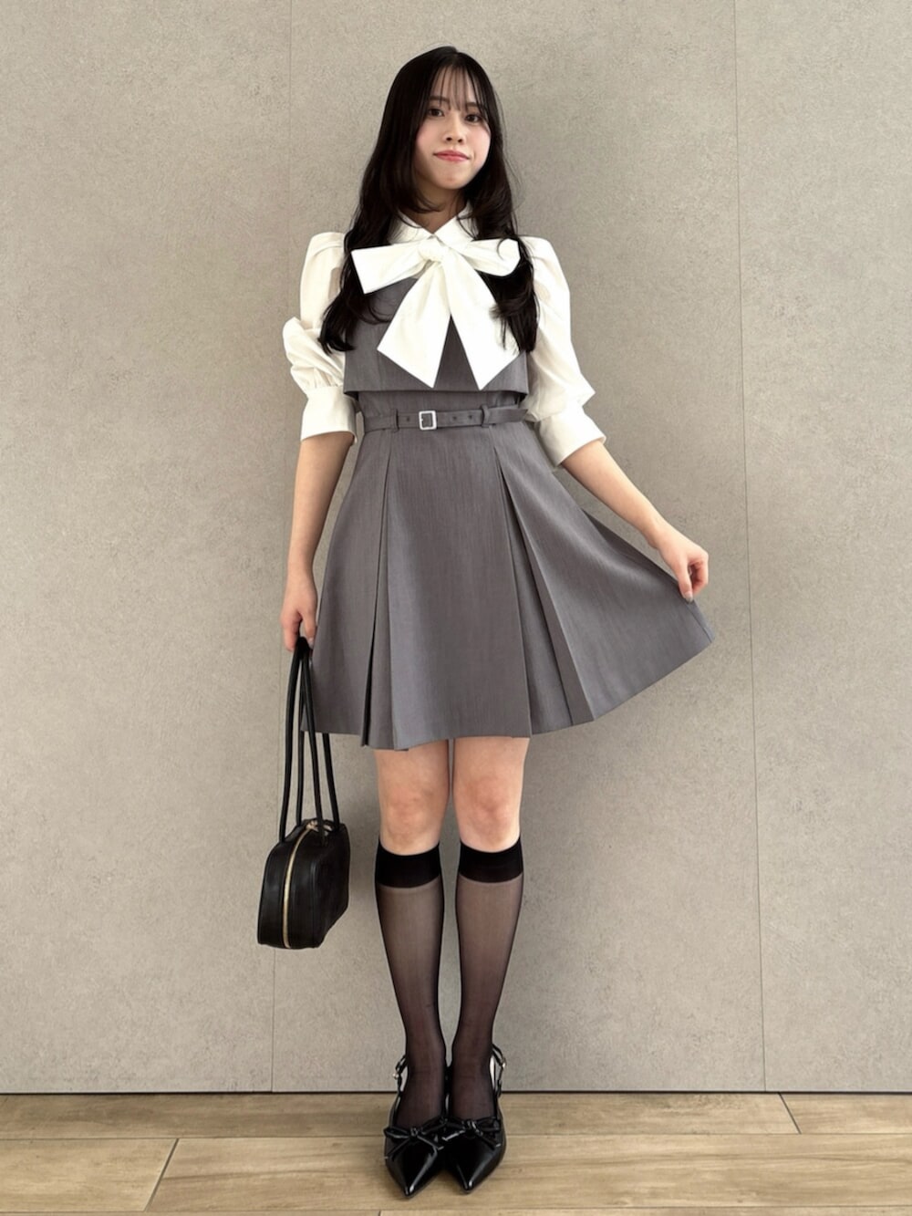 グレー系のワンピースを着用したレディースの冬コーディネートの4枚目の写真