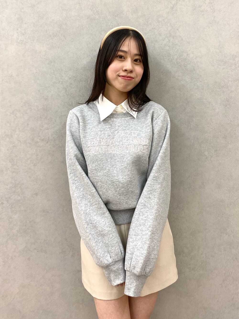 グレー系のスウェット、ホワイト系のその他パンツを着用したレディースの秋コーディネートの5枚目の写真